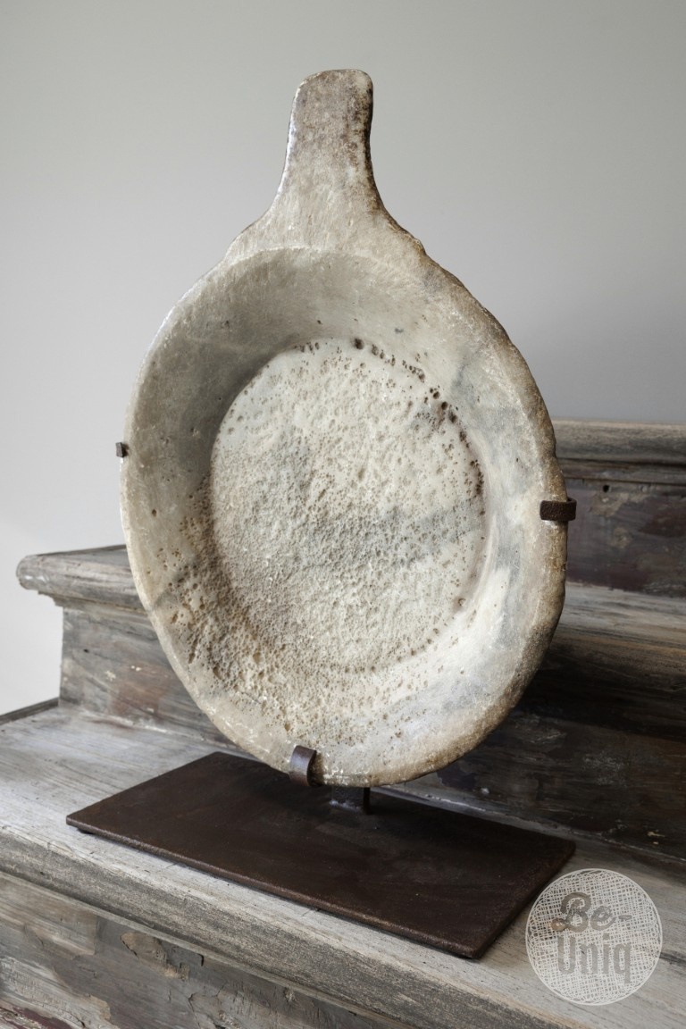 Be-Uniq Antieke Schaal Op Standaard | Marmer | H59 cm
