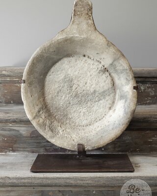 Be-Uniq Antieke Schaal Op Standaard | Marmer | H59 cm