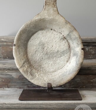 Be-Uniq Antieke Schaal Op Standaard | Marmer | H59 cm