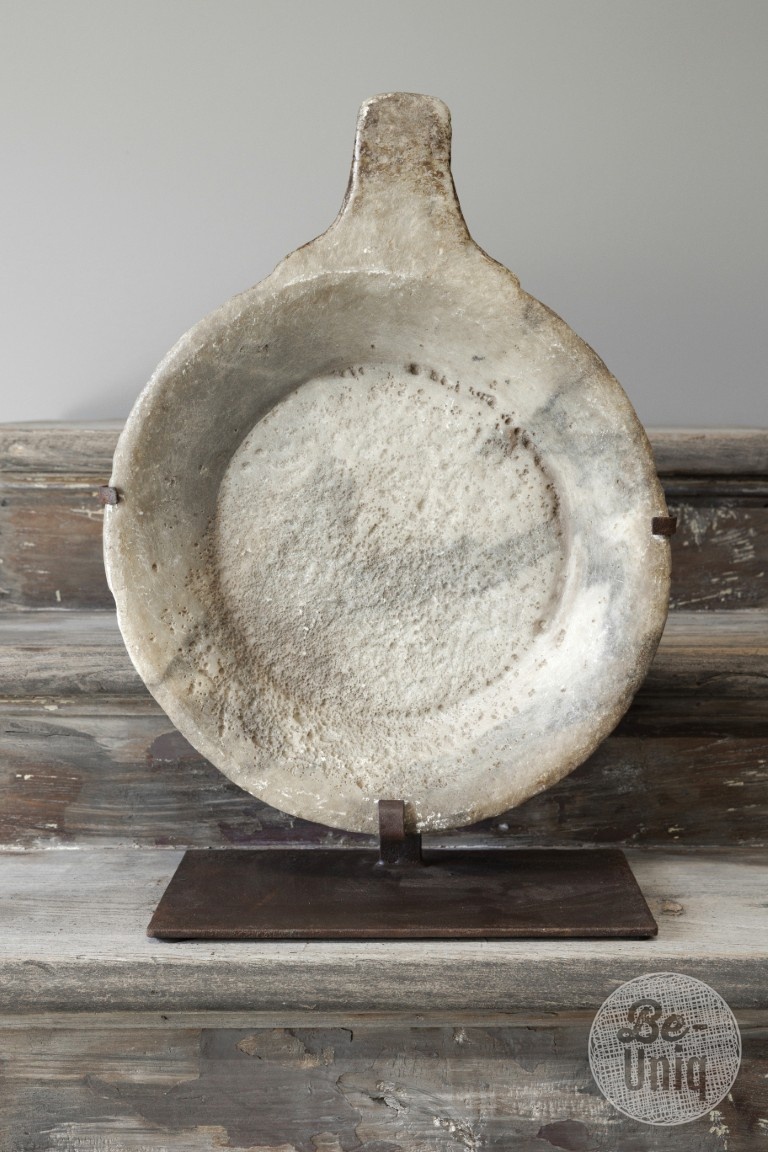 Be-Uniq Antieke Schaal Op Standaard | Marmer | H59 cm