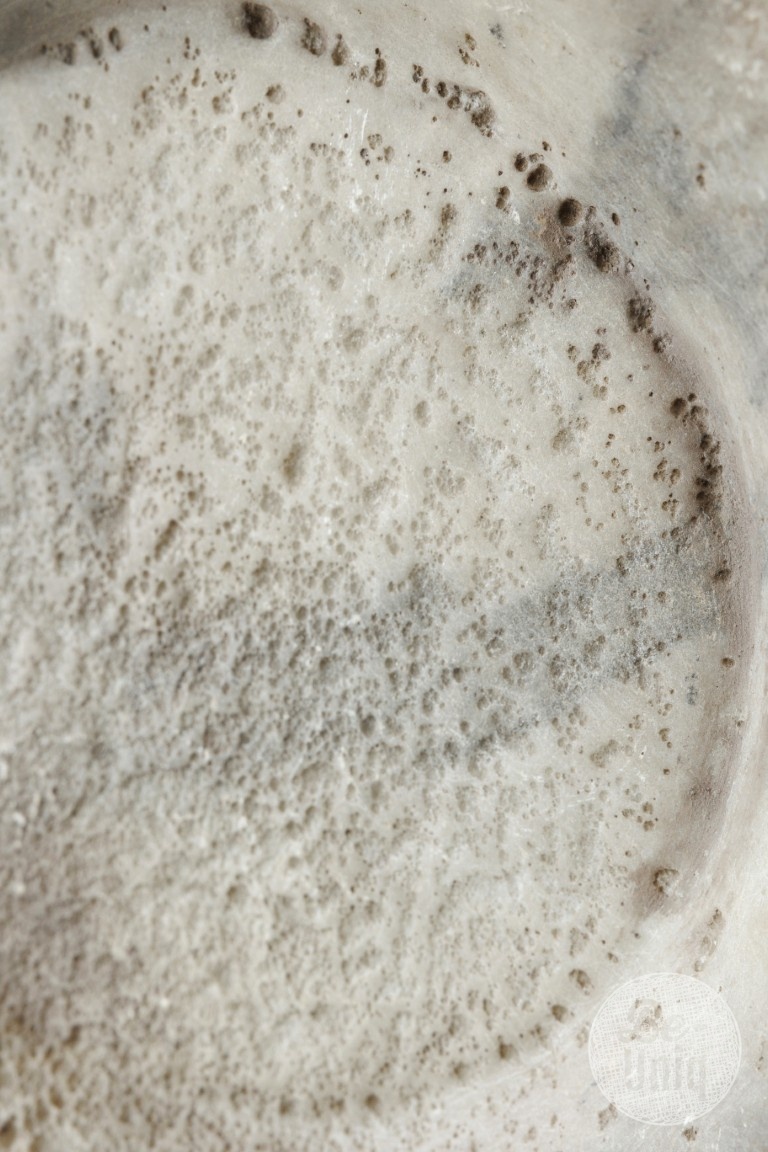 Be-Uniq Antieke Schaal Op Standaard | Marmer | H59 cm