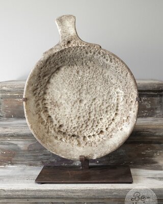Be-Uniq Antieke Schaal Op Standaard | Marmer | H61 cm