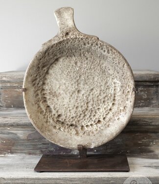 Be-Uniq Antieke Schaal Op Standaard | Marmer | H61 cm