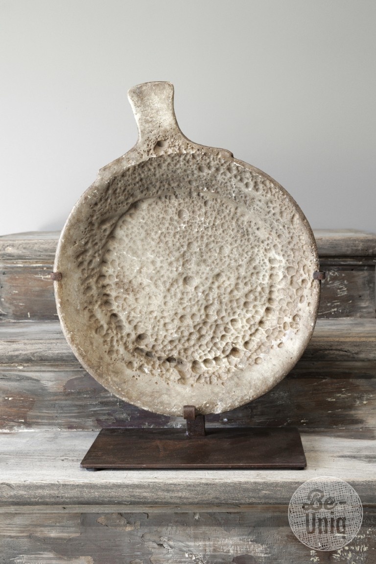 Be-Uniq Antieke Schaal Op Standaard | Marmer | H61 cm