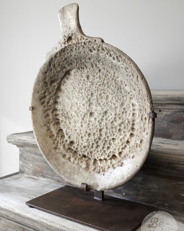 Be-Uniq Antieke Schaal Op Standaard | Marmer | H61 cm