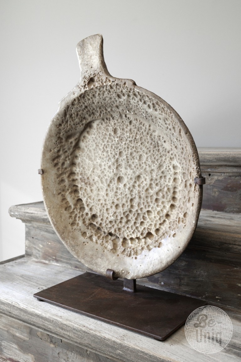 Be-Uniq Antieke Schaal Op Standaard | Marmer | H61 cm