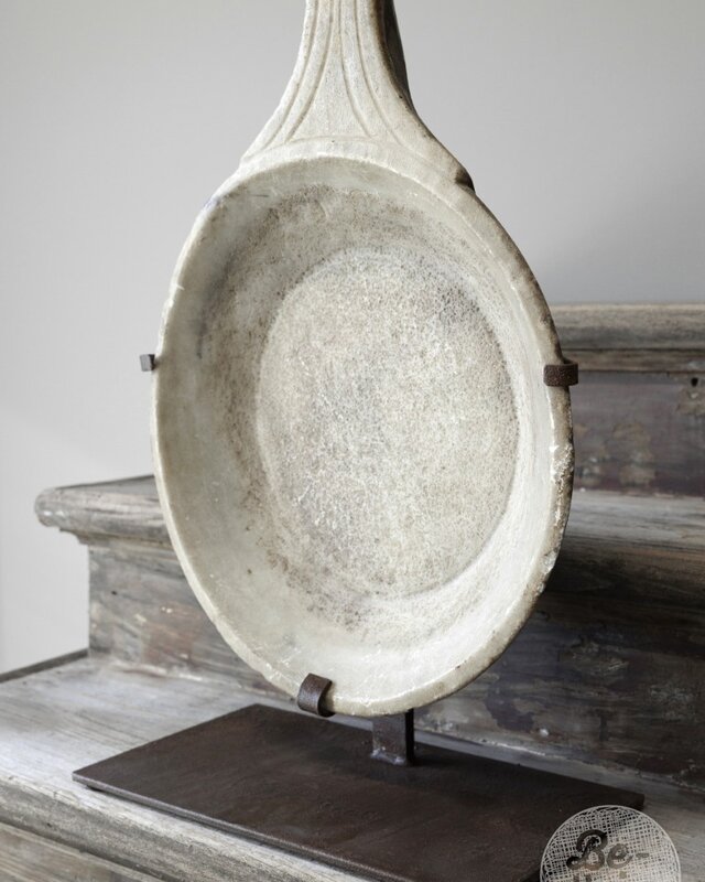 Be-Uniq Antieke Schaal Op Standaard | Marmer | H57 cm