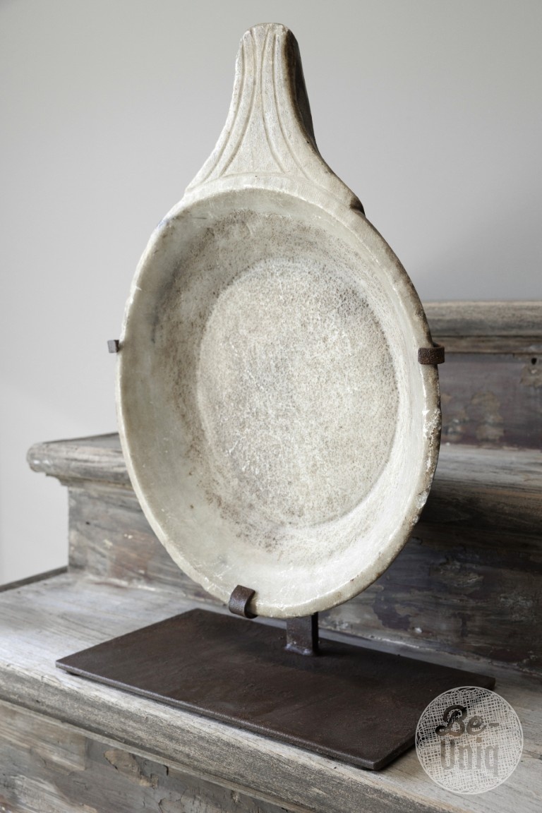 Be-Uniq Antieke Schaal Op Standaard | Marmer | H57 cm