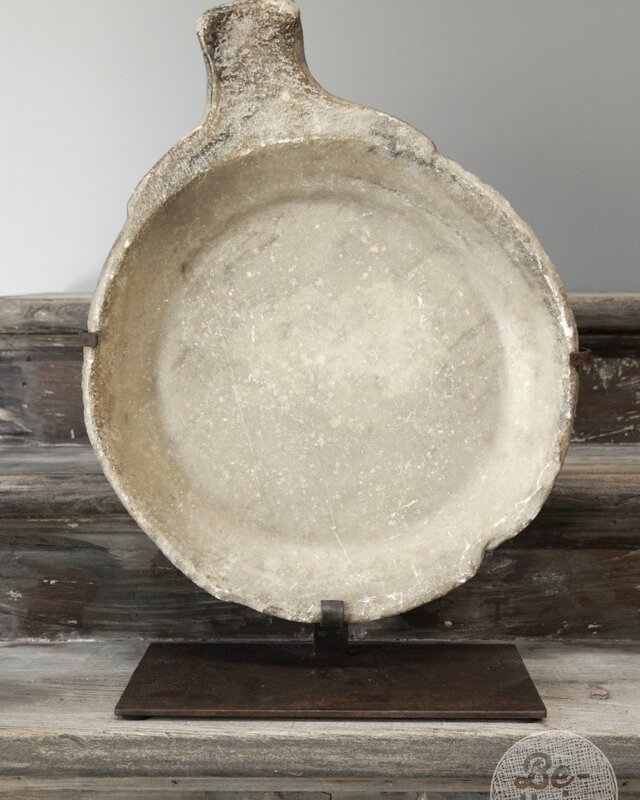 Be-Uniq Antieke Schaal Op Standaard | Marmer | H60 cm
