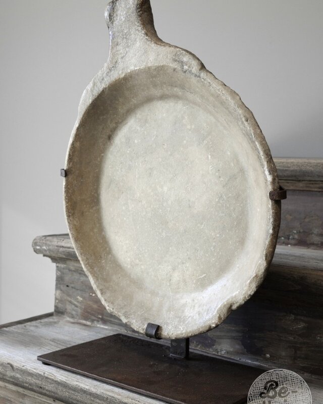 Be-Uniq Antieke Schaal Op Standaard | Marmer | H60 cm