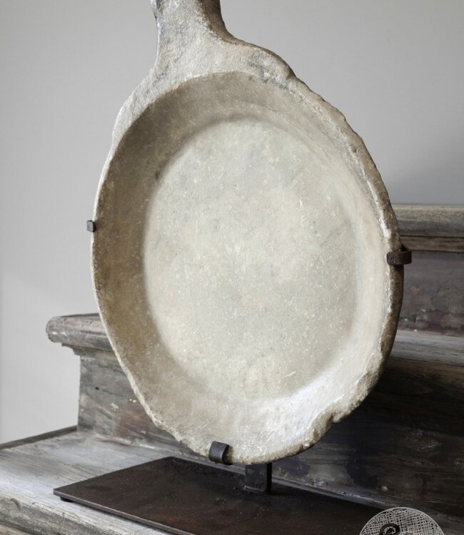 Be-Uniq Antieke Schaal Op Standaard | Marmer | H60 cm