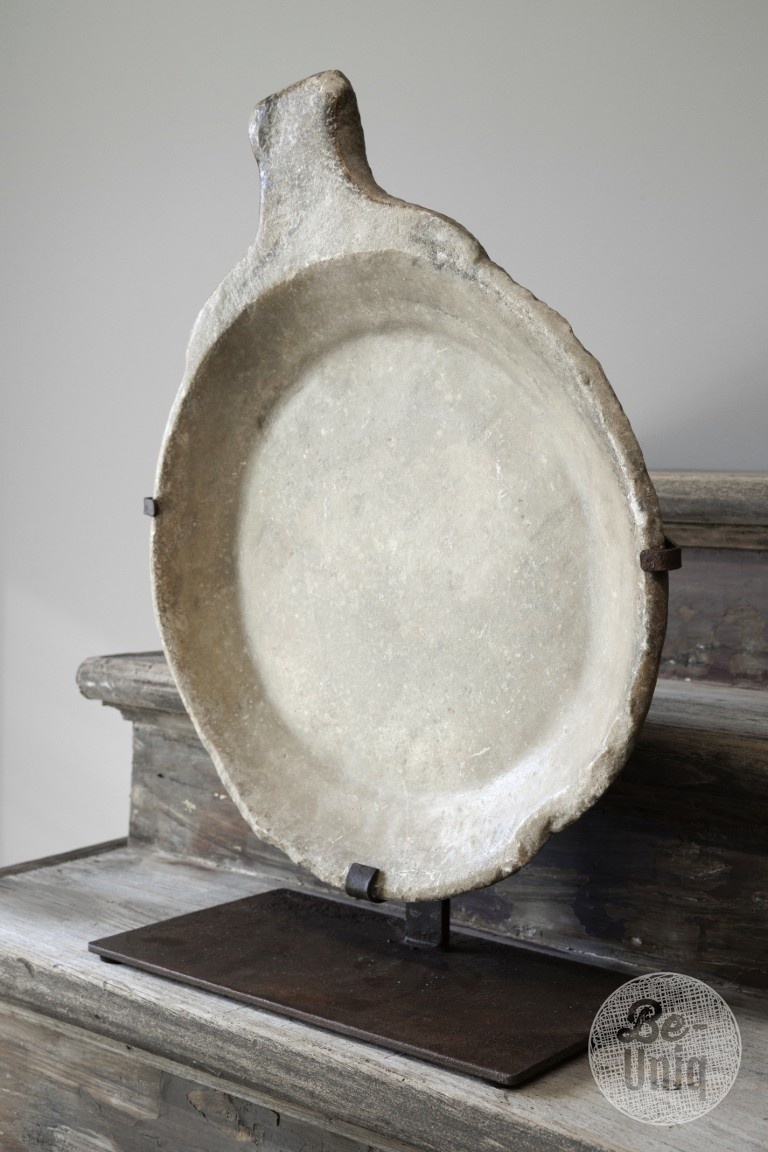 Be-Uniq Antieke Schaal Op Standaard | Marmer | H60 cm