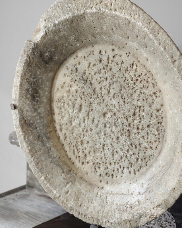 Be-Uniq Antieke Schaal Op Standaard | Marmer | H64 cm