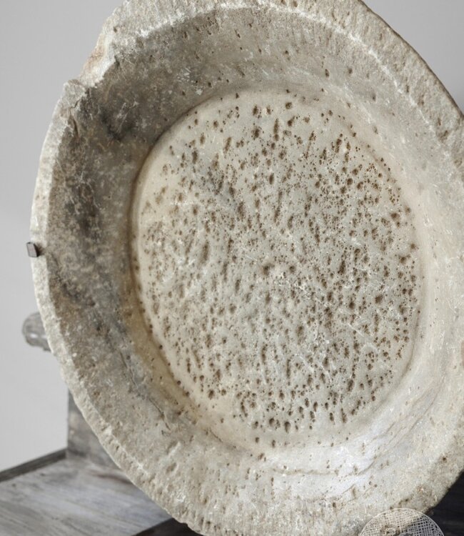 Be-Uniq Antieke Schaal Op Standaard | Marmer | H64 cm