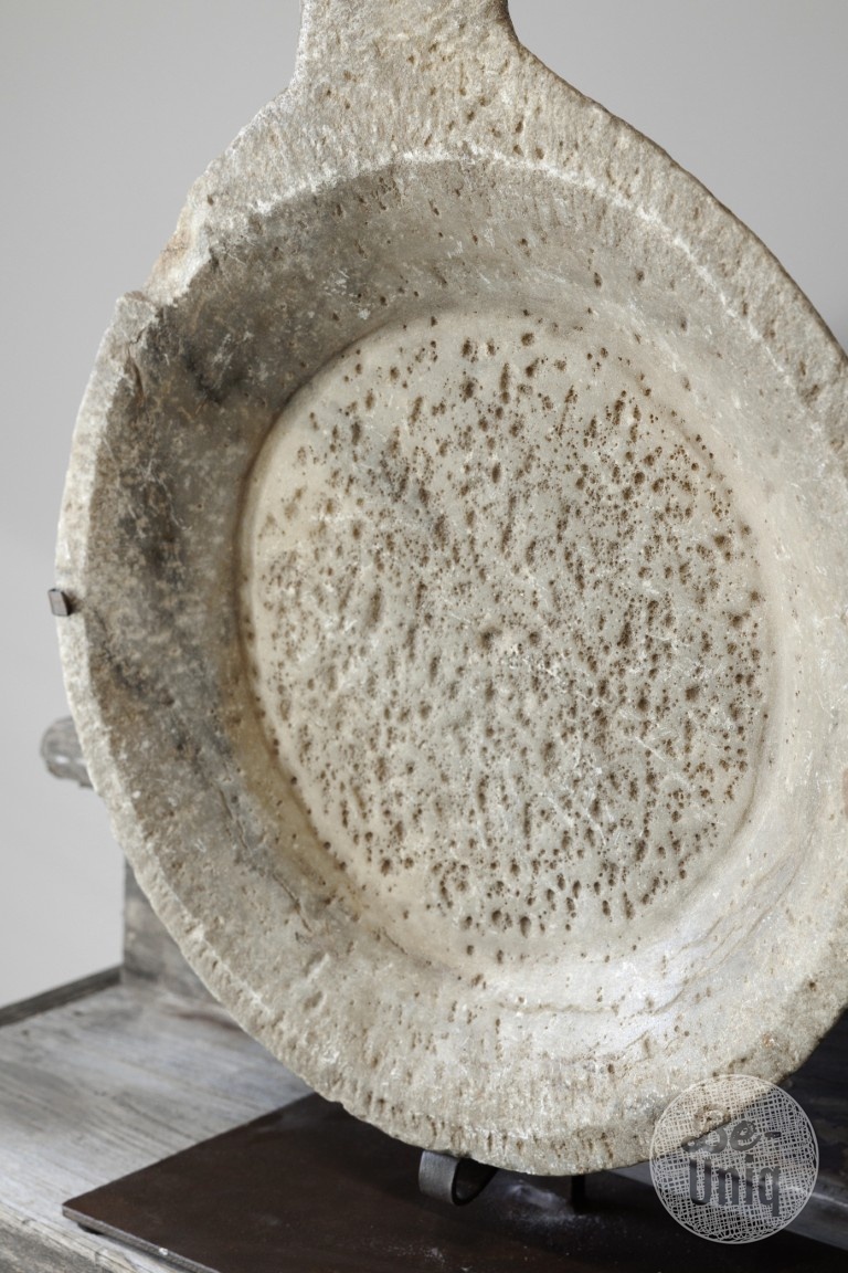 Be-Uniq Antieke Schaal Op Standaard | Marmer | H64 cm