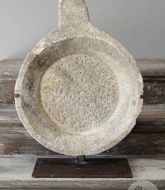 Be-Uniq Antieke Schaal Op Standaard | Marmer | H64 cm