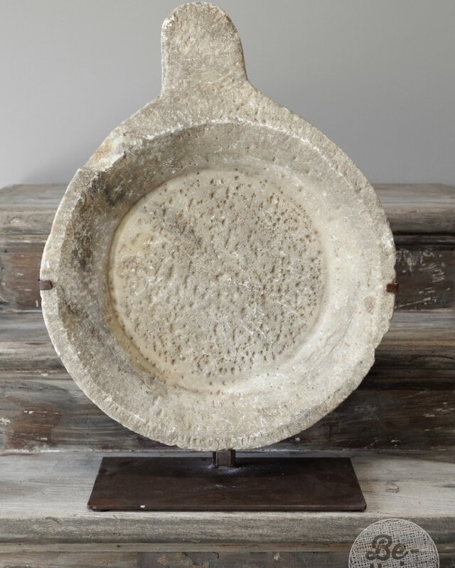 Be-Uniq Antieke Schaal Op Standaard | Marmer | H64 cm