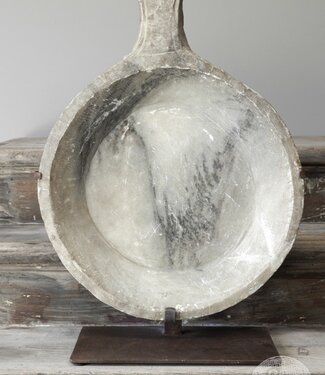 Be-Uniq Antieke Schaal Op Standaard | Marmer | H65 cm