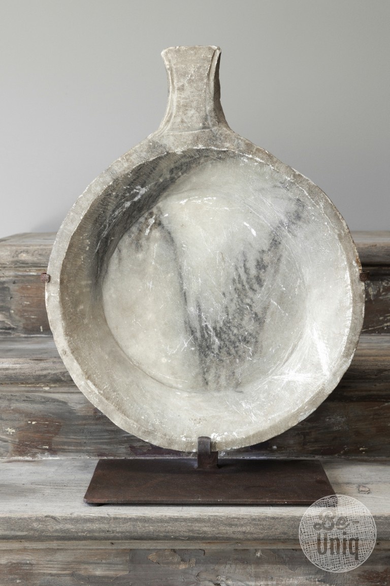 Be-Uniq Antieke Schaal Op Standaard | Marmer | H65 cm
