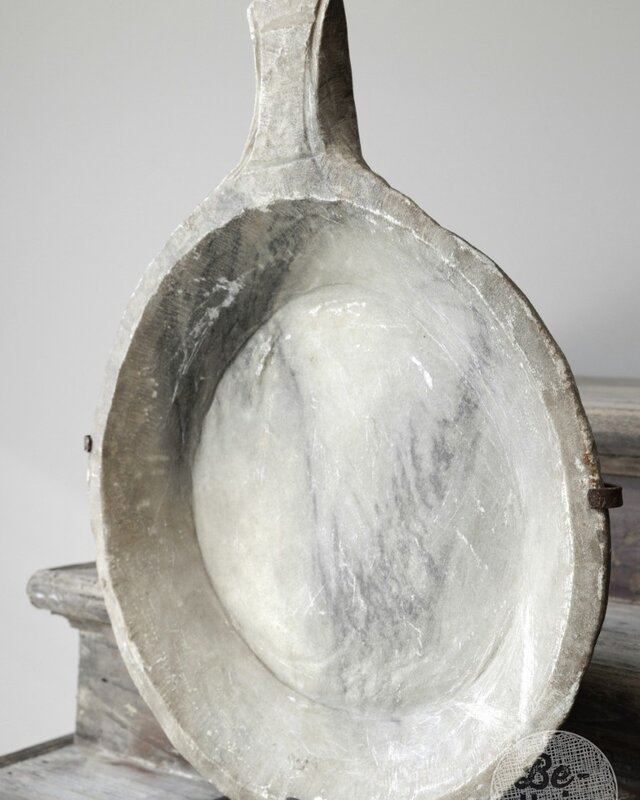 Be-Uniq Antieke Schaal Op Standaard | Marmer | H65 cm