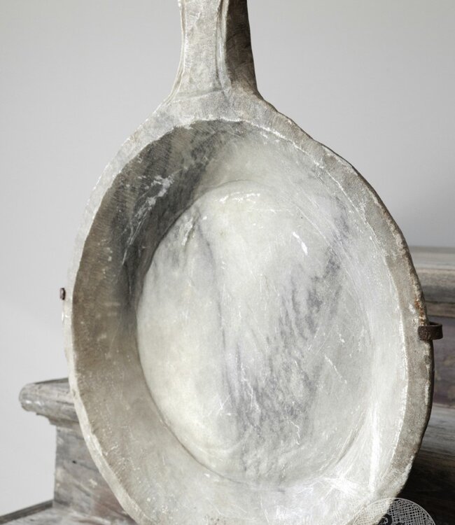 Be-Uniq Antieke Schaal Op Standaard | Marmer | H65 cm