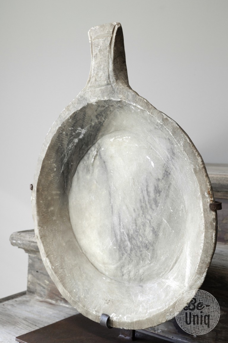 Be-Uniq Antieke Schaal Op Standaard | Marmer | H65 cm