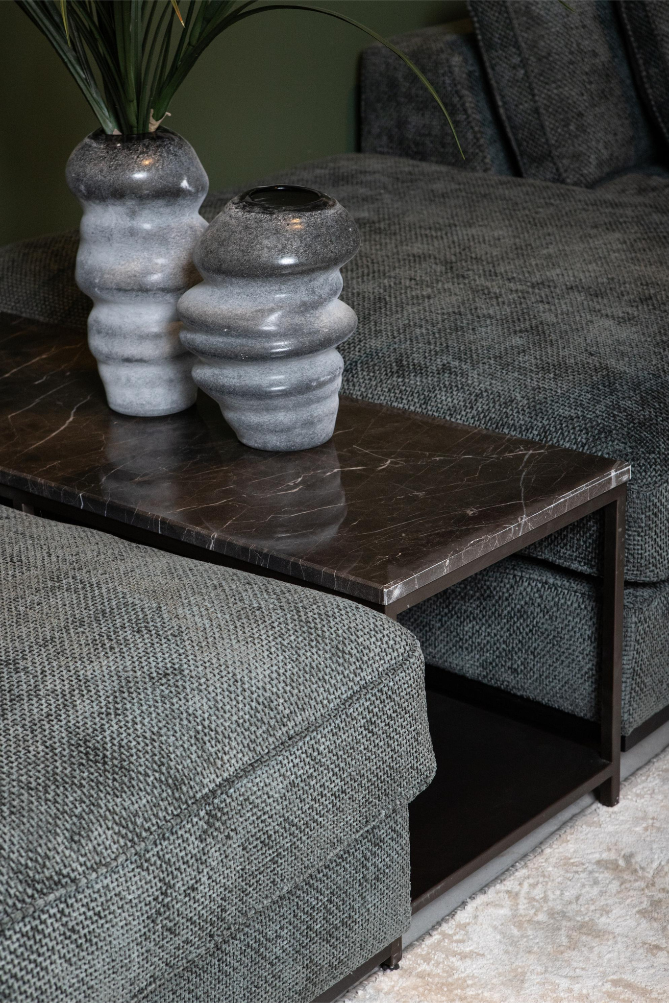 PTMD Laco Brown bijzettafel met marmeren blad en taupe metalen frame.