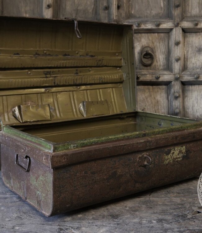 Be-Uniq Oude Metalen Koffer | India | H27 x B59 x D39 cm