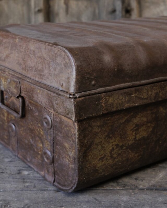 Be-Uniq Oude Metalen Koffer | India | H24 x B61 x D39 cm
