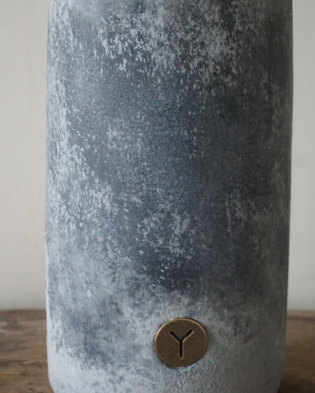 Brynxz Vaas Fles Met Oor | M | Stone Black | H38xD15 cm