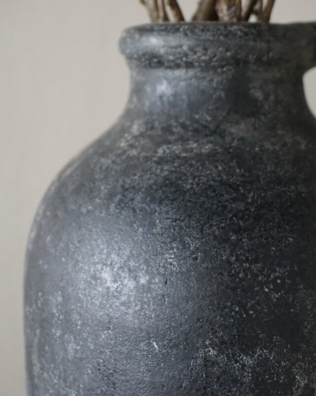 Brynxz Vaas Fles Met Oor | L | Basalt | H46 x D19 cm