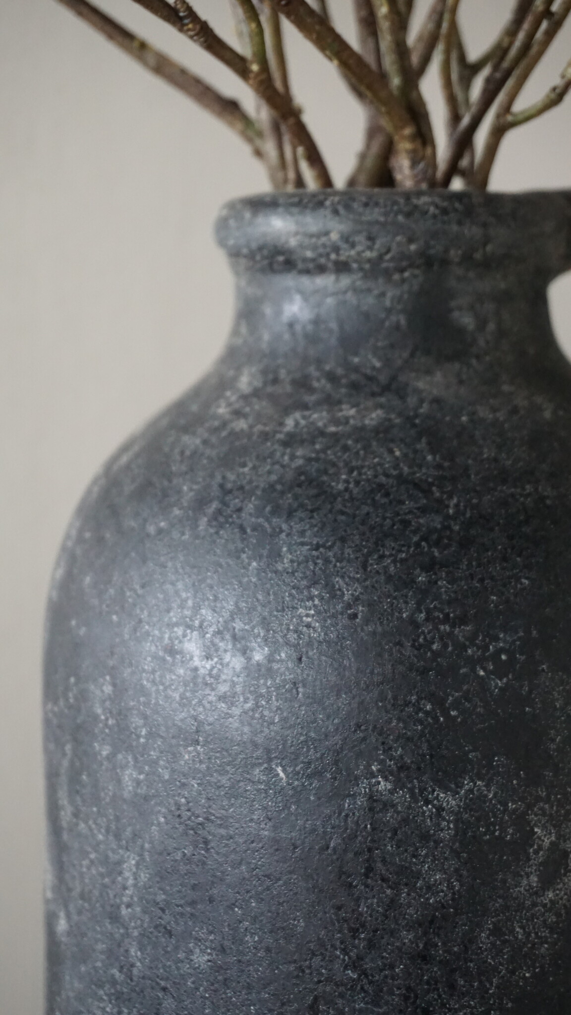 Brynxz Vaas Fles Met Oor | L | Basalt | H46 x D19 cm