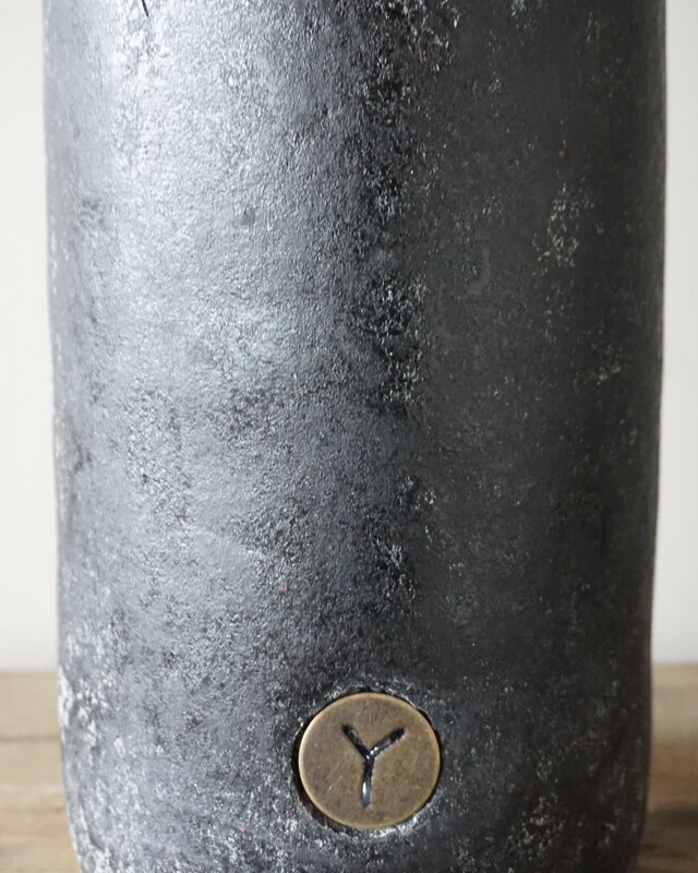 Brynxz Vaas Fles Met Oor | M | Basalt | H38 x D15 cm
