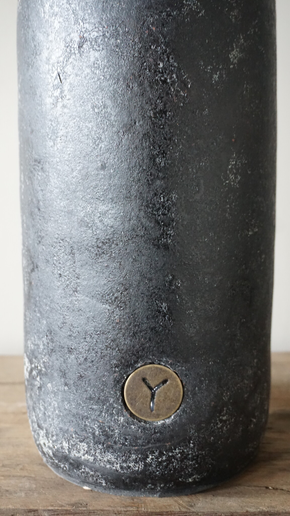 Vaas Fles Met Oor | M | Basalt | H38 x D15 cm | Rene Houtman - Rene Houtman