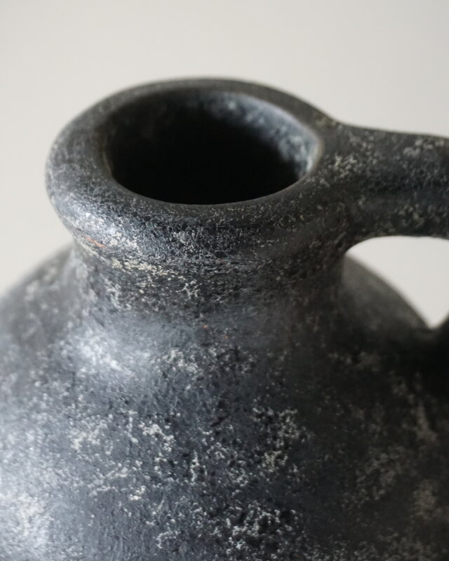 Brynxz Vaas Fles Met Oor | M | Basalt | H38 x D15 cm