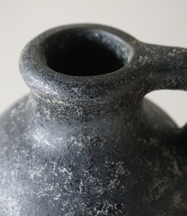 Brynxz Vaas Fles Met Oor | M | Basalt | H38 x D15 cm