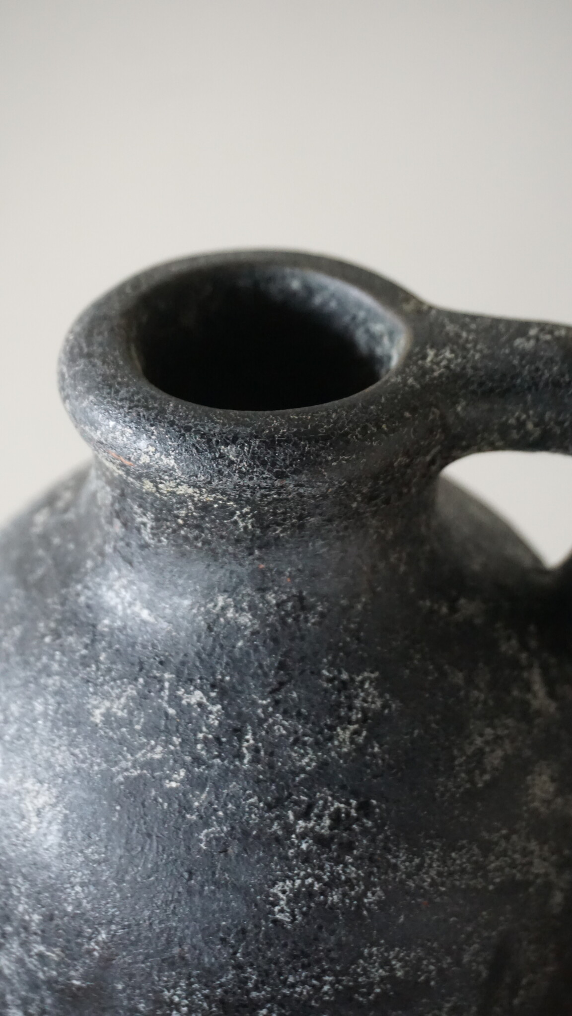 Brynxz Vaas Fles Met Oor | M | Basalt | H38 x D15 cm
