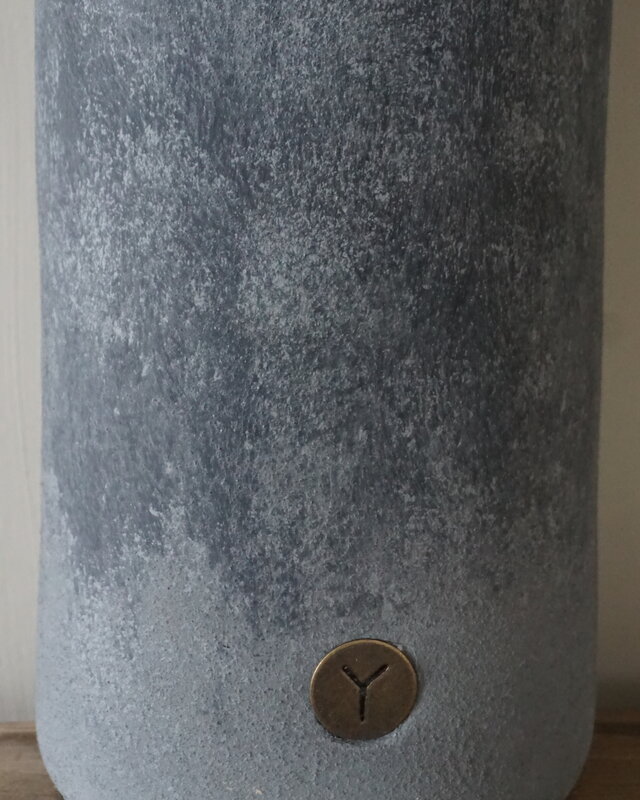 Brynxz Vaas Fles Met Oor | L | Stone Black | H46xD19 cm