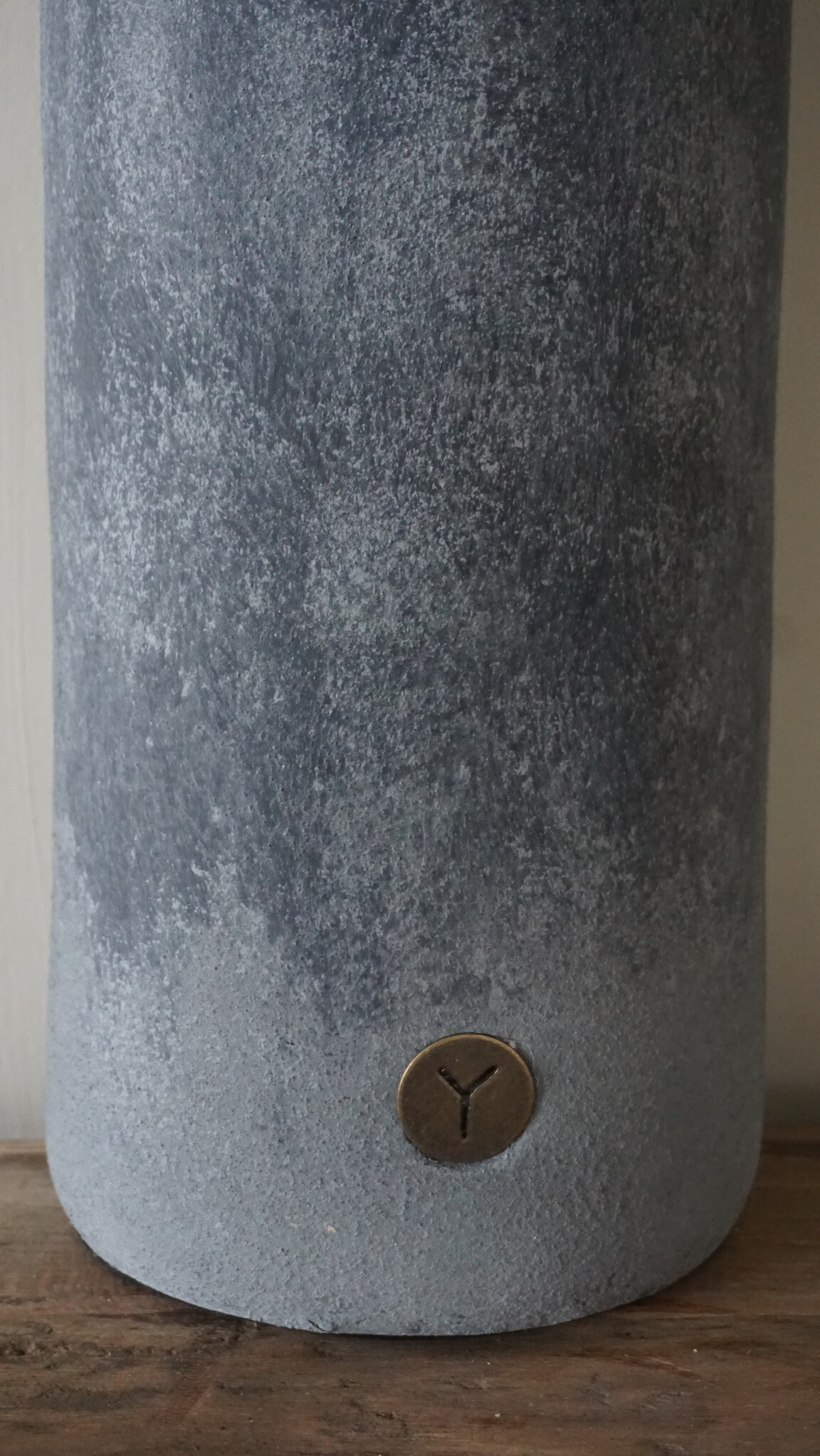 Brynxz Vaas Fles Met Oor | L | Stone Black | H46xD19 cm