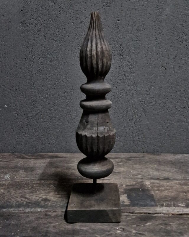 Luksa Home Collection Houten Figuur Op Standaard | Antique Grey