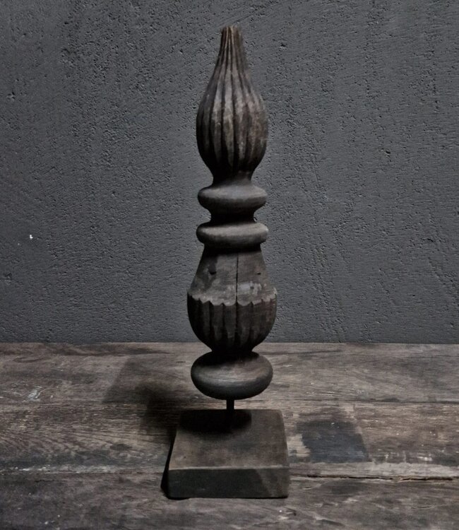 Luksa Home Collection Houten Figuur Op Standaard | Antique Grey