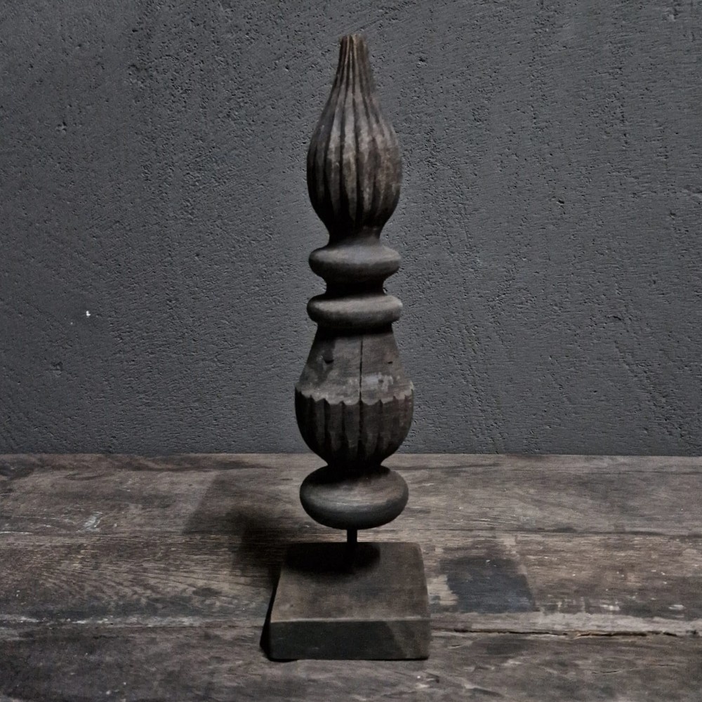Luksa Home Collection Houten Figuur Op Standaard | Antique Grey
