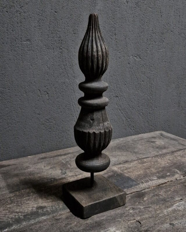 Luksa Home Collection Houten Figuur Op Standaard | Antique Grey