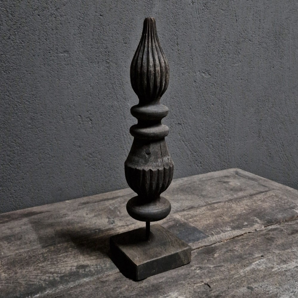 Luksa Home Collection Houten Figuur Op Standaard | Antique Grey