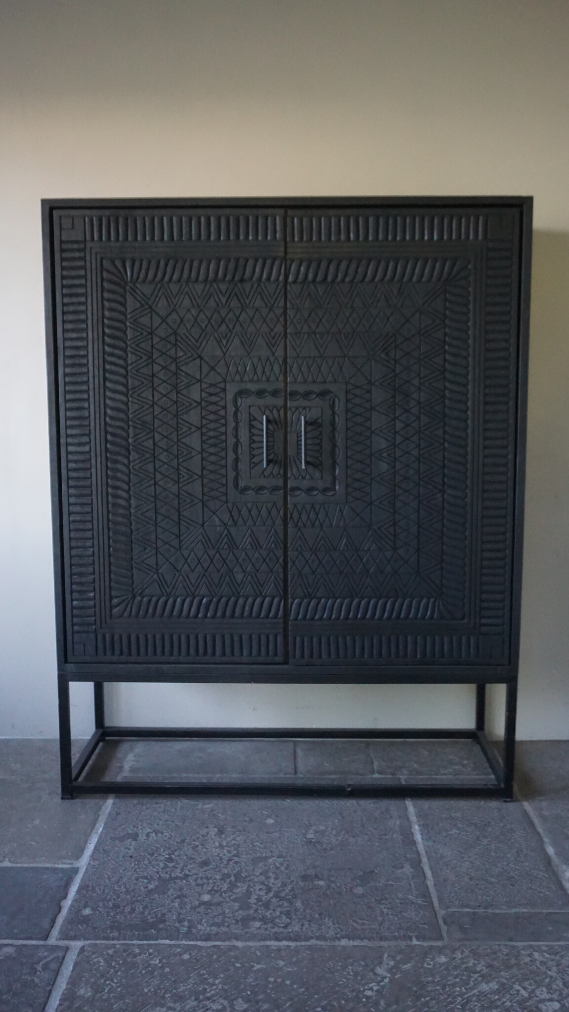 Rene Houtman Tweedekansje Kast 2-Deurs Dallie Zwart Vierkant Houtsnijwerk - B140xD50xH180 Cm