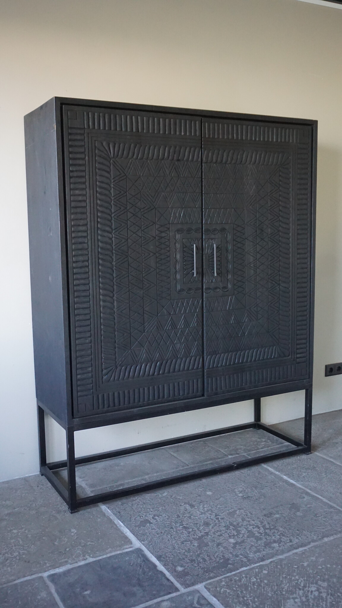 Rene Houtman Tweedekansje Kast 2-Deurs Dallie Zwart Vierkant Houtsnijwerk - B140xD50xH180 Cm
