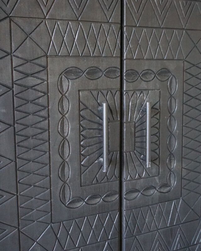 Rene Houtman Tweedekansje Kast 2-Deurs Dallie Zwart Vierkant Houtsnijwerk - B140xD50xH180 Cm