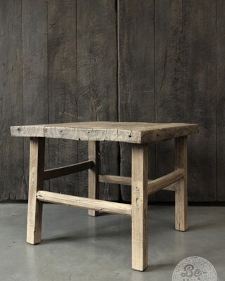 Be-Uniq Oude Bijzettafel | China | H51xB63xD59 cm