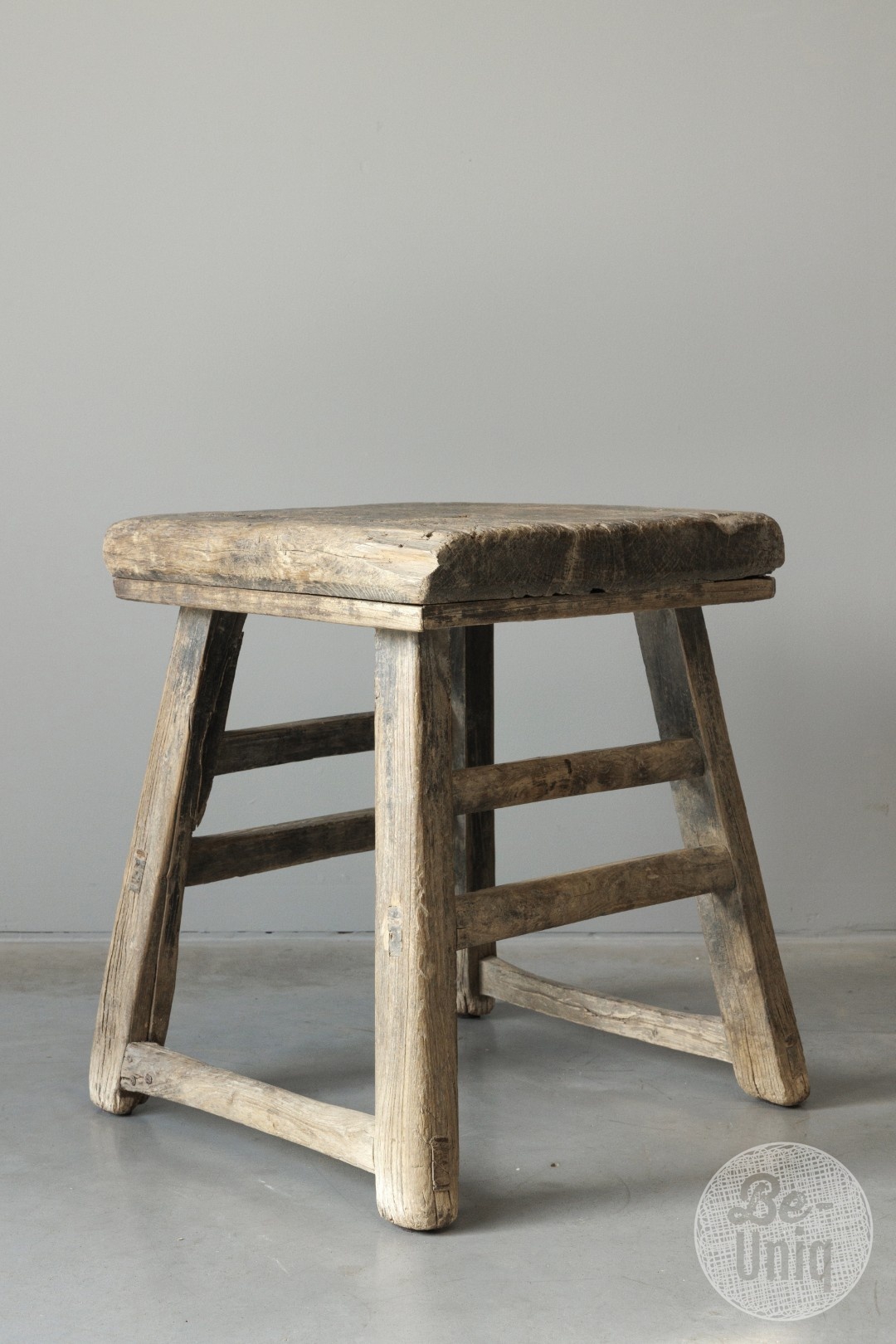 Be-Uniq Oude Bijzettafel | China | H53xB43xD43 cm