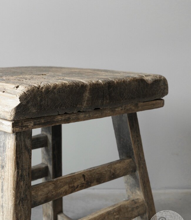 Be-Uniq Oude Bijzettafel | China | H53xB43xD43 cm